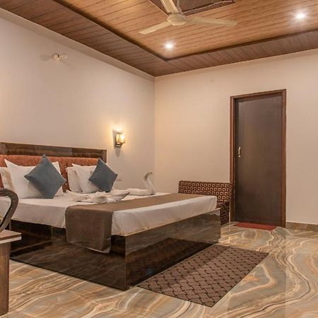 Panormic View By The North Edge Apartment Kasauli Bagian luar foto