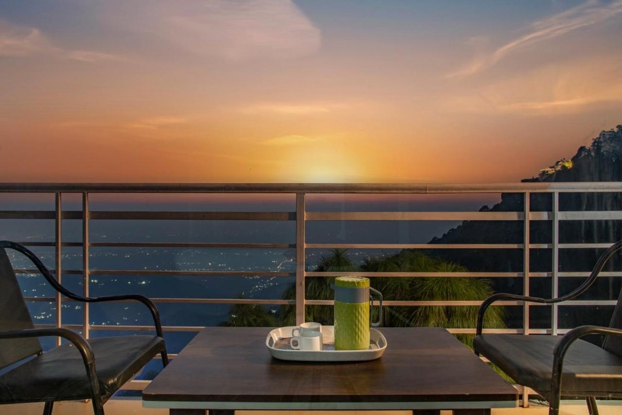 Panormic View By The North Edge Apartment Kasauli Bagian luar foto