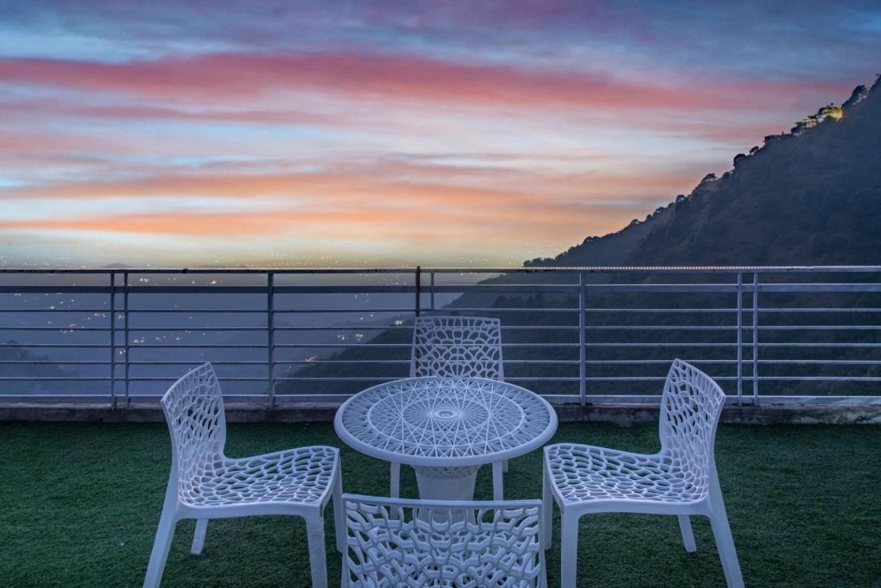 Panormic View By The North Edge Apartment Kasauli Bagian luar foto