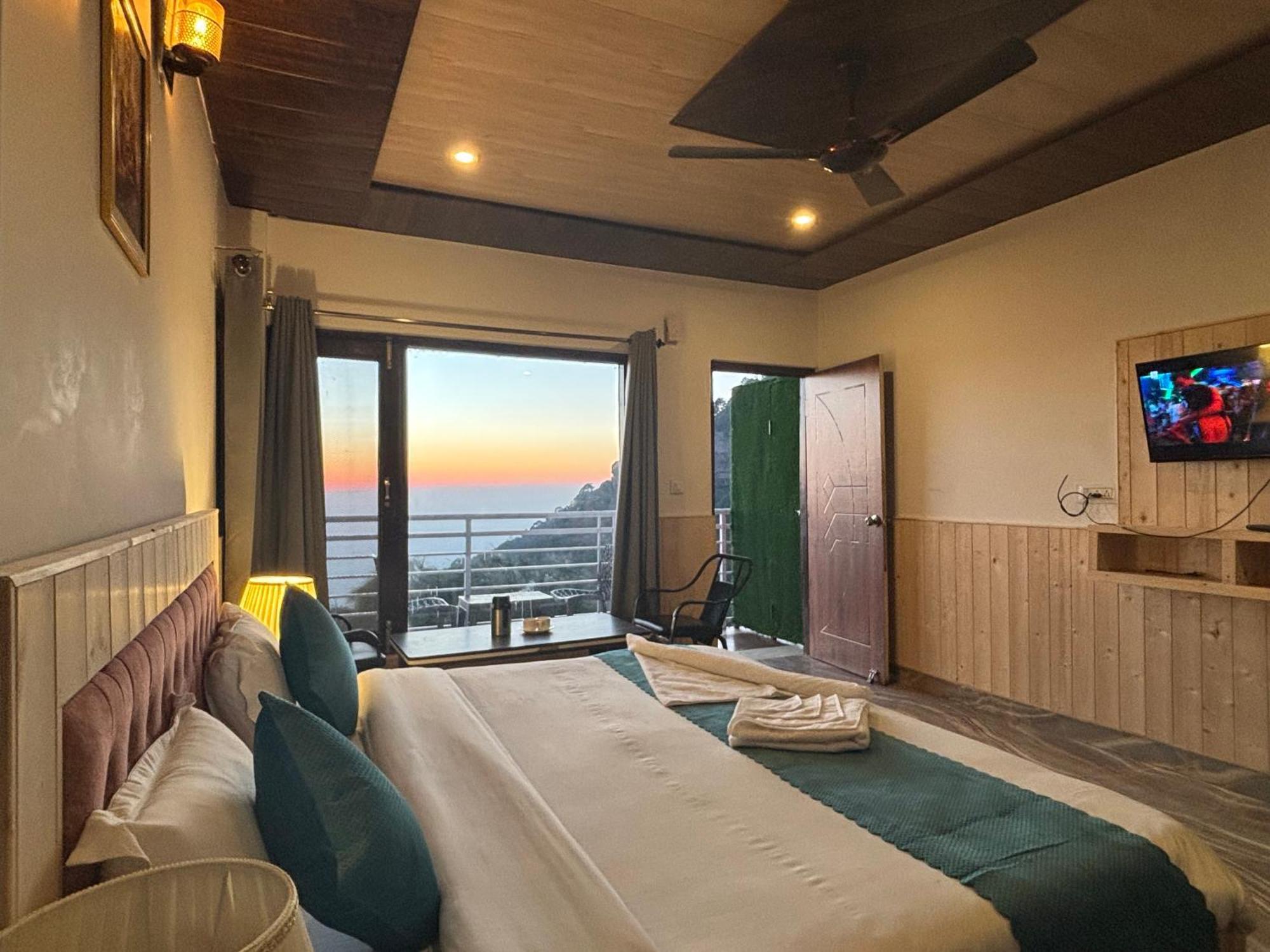 Panormic View By The North Edge Apartment Kasauli Bagian luar foto