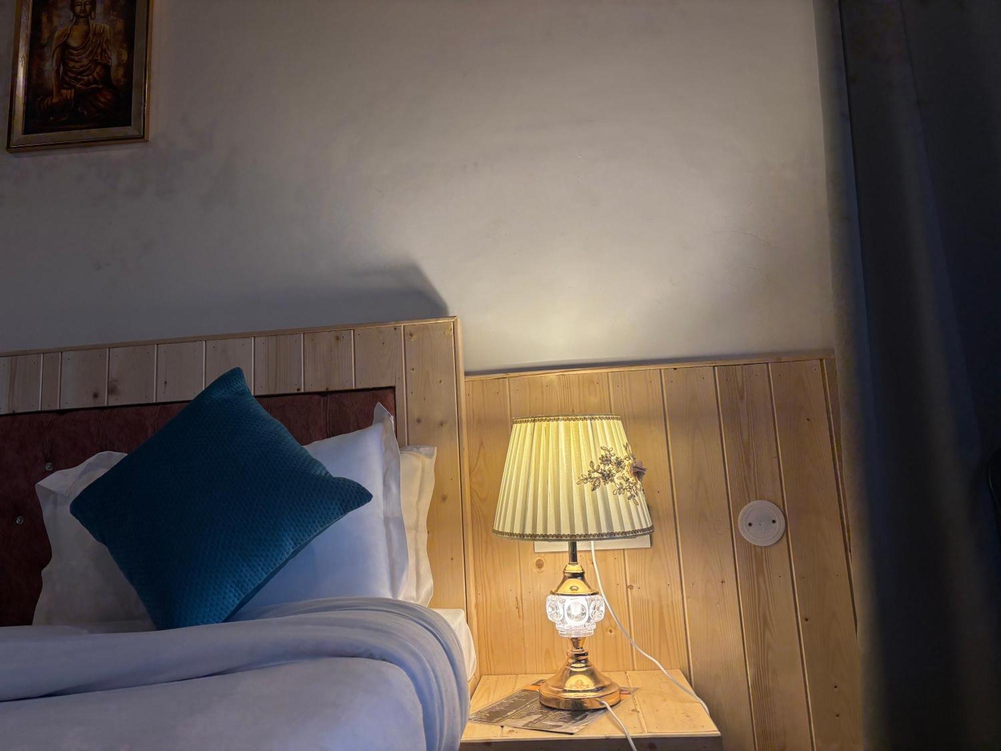 Panormic View By The North Edge Apartment Kasauli Bagian luar foto