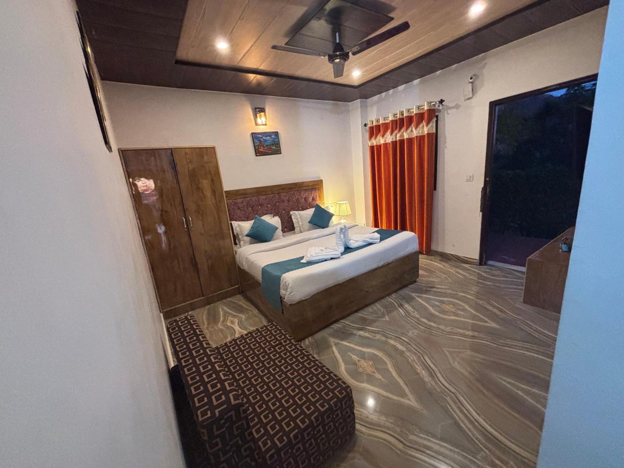 Panormic View By The North Edge Apartment Kasauli Bagian luar foto