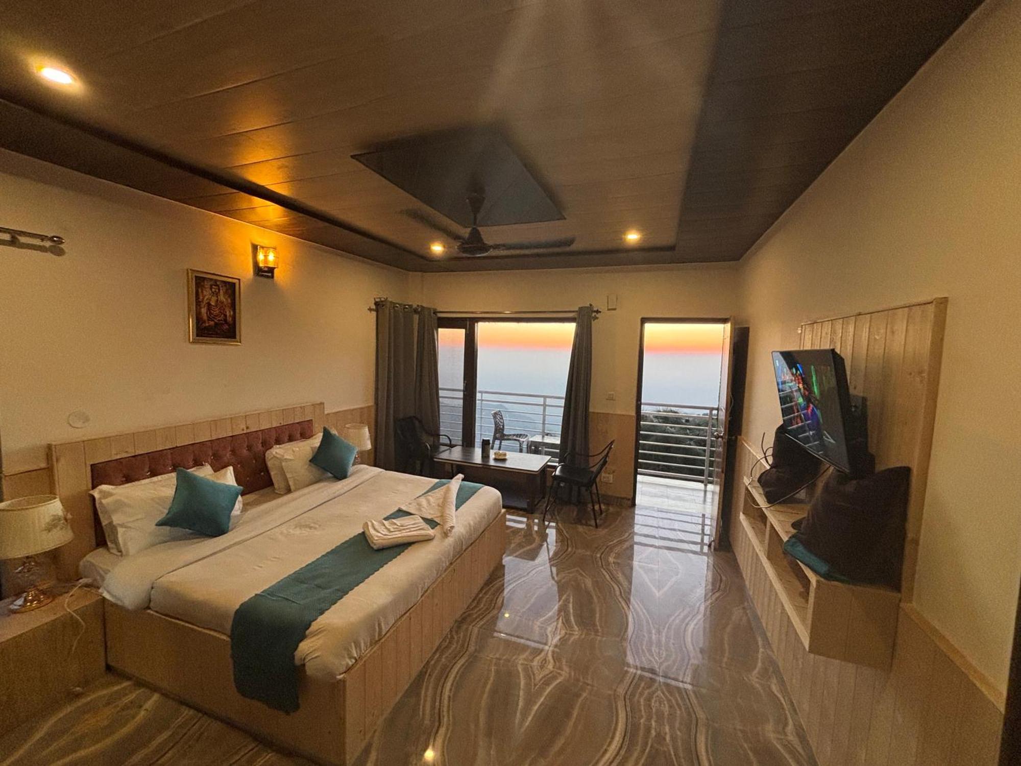 Panormic View By The North Edge Apartment Kasauli Bagian luar foto