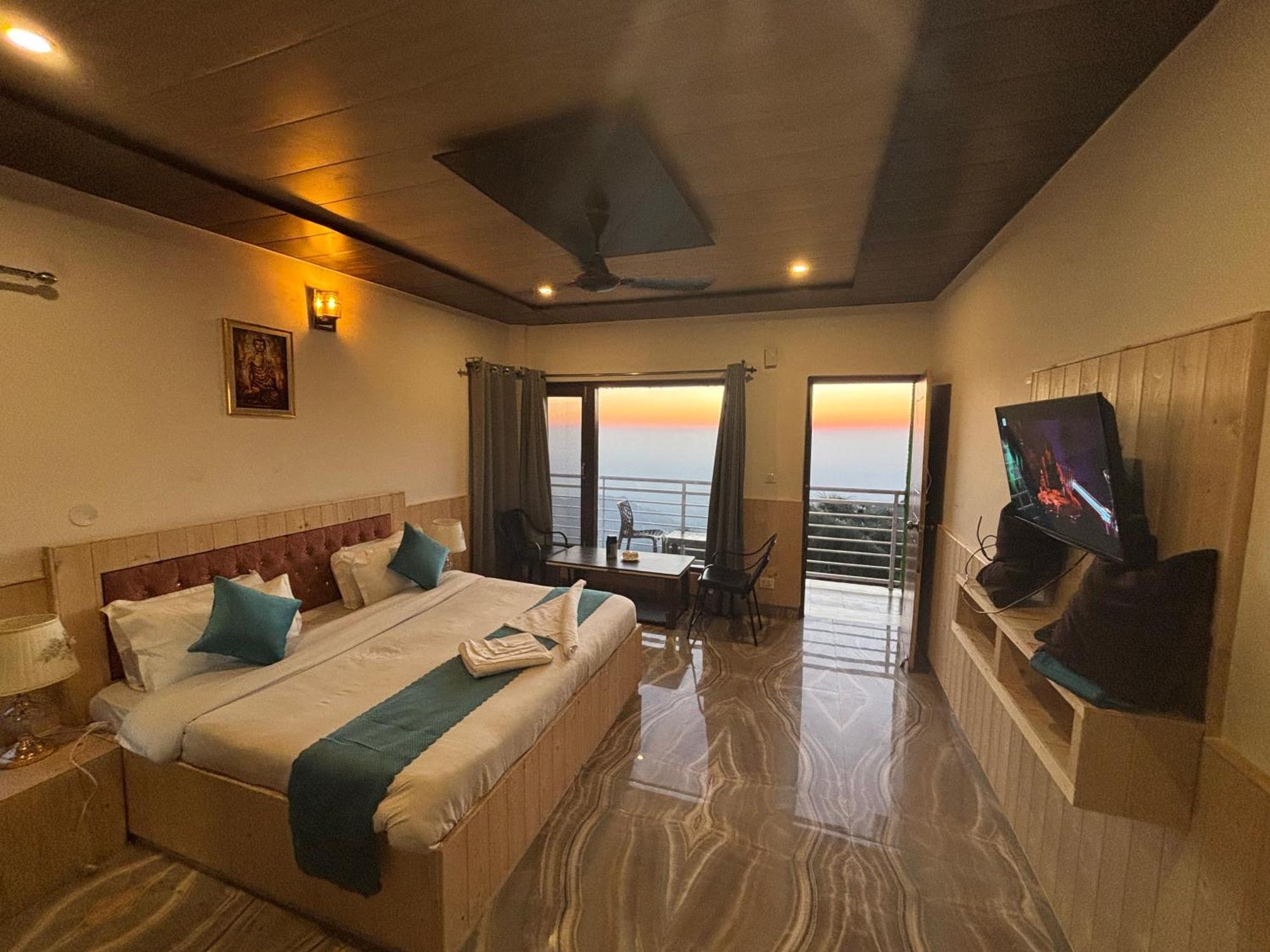 Panormic View By The North Edge Apartment Kasauli Bagian luar foto