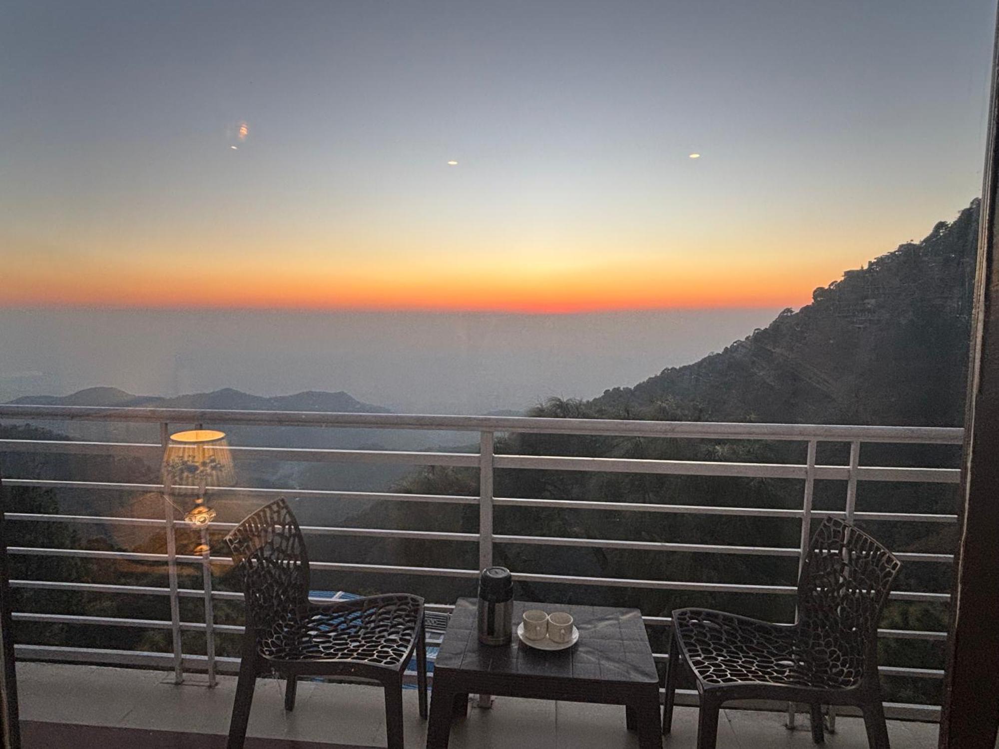 Panormic View By The North Edge Apartment Kasauli Bagian luar foto